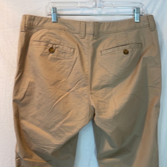 Old Navy khaki Capri - Picture 4 of 5
